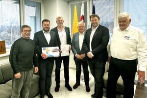 Podpis memoranda na MsÚ o organizácii pretekov vo Vrábľoch. Zľava V. Došek (CK Dynamax Nitra), primátor V. Németh, P. Privara (prezident SZC), Ľ. Lučanič, I. Lučanič, S. Holec (organizačný výbor OS). 