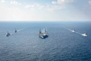 Vojnové lode Južnej Kórey, Spojených štátov a Japonska vrátane lietadlovej lode USS George Washington (v strede) sa zúčastňujú trojstranného cvičenia Freedom Edge v novembri 2024.