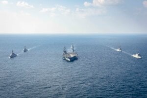 Vojnové lode Južnej Kórey, Spojených štátov a Japonska vrátane lietadlovej lode USS George Washington (v strede) sa zúčastňujú trojstranného cvičenia Freedom Edge v novembri 2024.
