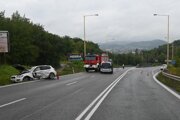 Vľavo vozidlo značky BMW, vpravo vzadu pri zvodidlách skončilo vozidlo značky Toyota.