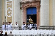 Muži nesú sochu Sedembolestnej Panny Márie z Baziliky Sedembolestnej Panny Márie počas národnej púte pri príležitosti sviatku Sedembolestnej Panny Márie, patrónky Slovenska v Šaštíne-Strážach.