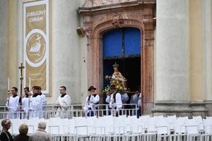 Muži nesú sochu Sedembolestnej Panny Márie z Baziliky Sedembolestnej Panny Márie počas národnej púte pri príležitosti sviatku Sedembolestnej Panny Márie, patrónky Slovenska v Šaštíne-Strážach.
