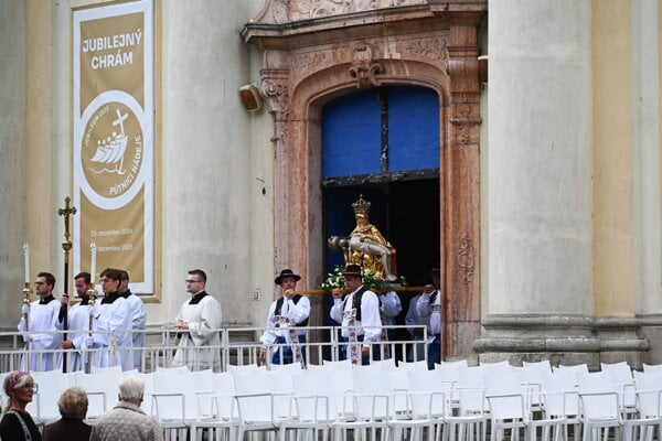 Muži nesú sochu Sedembolestnej Panny Márie z Baziliky Sedembolestnej Panny Márie počas národnej púte pri príležitosti sviatku Sedembolestnej Panny Márie, patrónky Slovenska v Šaštíne-Strážach.