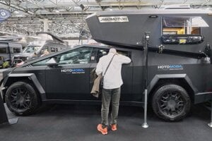 Tesla Cybertruck s odnímateľným obytným prívesom s integrovanou kuchyňou, jedálenským kútom a posteľou pre dve osoby na veľtrhu mobilného cestovania Caravan Salon v nemeckom Düsseldorfe.
