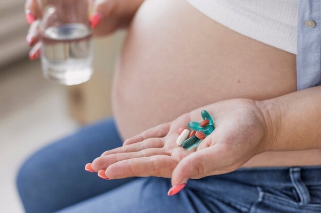 Prvou voľbou pri liečbe bolesti či horúčky je v tehotenstve paracetamol. (zdroj: Freepik)