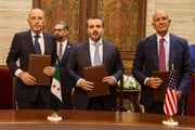 Veľvyslanec USA v Turecku a osobitný vyslanec pre Sýriu Tom Barrack, jordánsky minister zahraničných vecí Ajmán Safadí a sýrsky minister zahraničných vecí Asaad aš-Šibání.