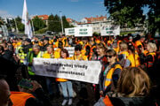 Odborári z Odborového zväzu polície a hasiči sa zhromaždili pred budovou Národnej rady.
