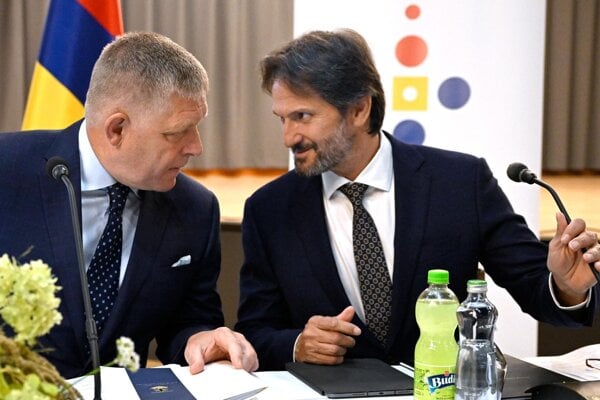 Predseda vlády Robert Fico a minister obrany Robert Kaliňák (obidvaja Smer).
