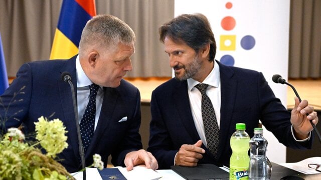 Predseda vlády Robert Fico a minister obrany Robert Kaliňák (obidvaja Smer).