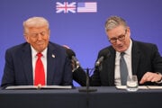 Britský premiér Keir Starmer a americký prezident Donald Trump podpisujú dohodu o technologickej spolupráci.