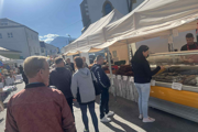 Stánky s jedlami a nápojmi sú rozložené na ulici Radlinského.  
