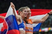 Slovenka Emma Zapletalová (vľavo) a Holanďanka Femke Bolová pózujú po finále behu na 400 m cez prekážky na atletických MS v Tokiu.
