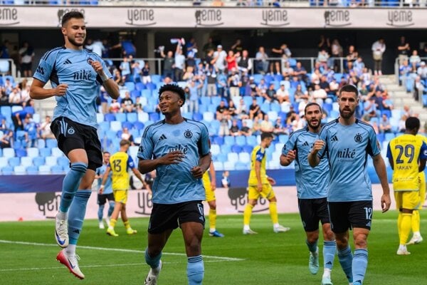 Mykola Kucharevyč, Ibrahim Rahim, Kyriakos Savvidis a Kenan Bajrič (všetci Slovan) sa tešia z gólu.