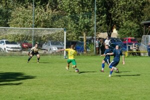 Moravské Lieskové (v žltom) zvládlo derby. 