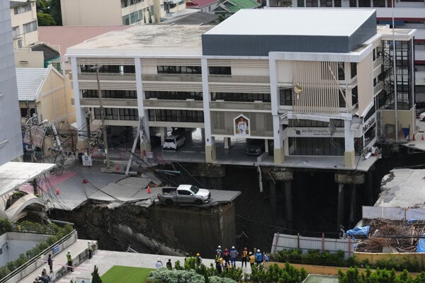 V centre Bangkoku vznikla prepadlina hlboká desiatky metrov.