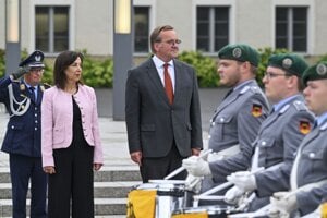 Španielska ministerka obrany Margarita Roblesová počas návštevy Berlína 27. augusta. Sprevádza ju nemecký minister obrany Boris Pistorius.