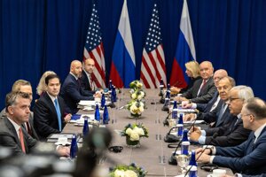 Americký minister zahraničných vecí Marco Rubio (vľavo v strede) počas stretnutia s ruským ministrom zahraničných vecí Sergejom Lavrovom (vpravo v strede) v rámci 80. zasadnutia Valného zhromaždenia Organizácie Spojených národov v hoteli Lotte Palace v New Yorku.