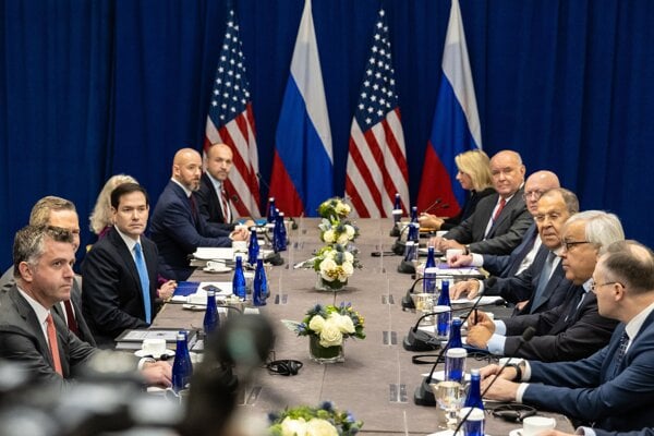 Americký minister zahraničných vecí Marco Rubio (vľavo v strede) počas stretnutia s ruským ministrom zahraničných vecí Sergejom Lavrovom (vpravo v strede) v rámci 80. zasadnutia Valného zhromaždenia Organizácie Spojených národov v hoteli Lotte Palace v New Yorku. 