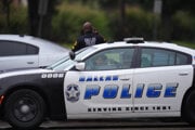 Polícia zablokovala ulicu v blízkosti úradu pre imigráciu a colnú správu USA po nahlásenej streľbe v Dallase.
