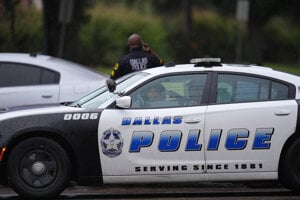 Polícia zablokovala ulicu v blízkosti úradu pre imigráciu a colnú správu USA po nahlásenej streľbe v Dallase.