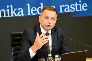 Slovensko čaká takmer nulový rast a strata desaťtisícov pracovných miest, varuje NBS
