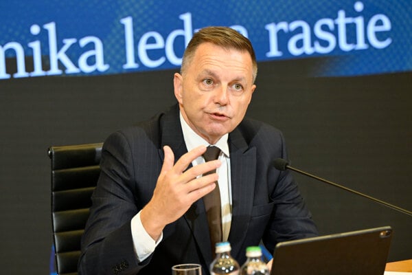 Guvernér NBS Peter Kažimír informuje o výhľade slovenskej ekonomiky.