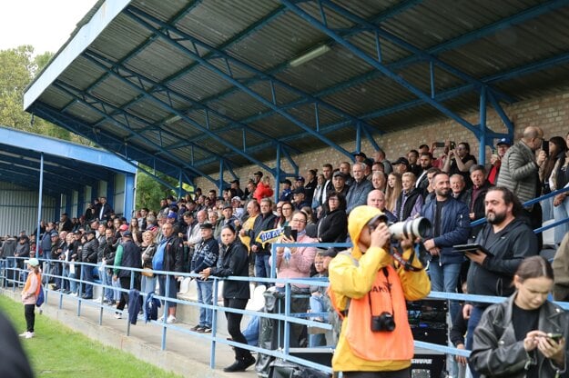 Pohárové derby zaplnilo gabčíkovské tribúny. (zdroj: Facebook ŠK 1923 Gabčíkovo)