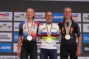 Viktória Chladoňová (vľavo) počas medailového ceremoniálu po pretekoch žien do 23 rokov na MS v cyklistike 2025. 