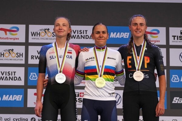Viktória Chladoňová (vľavo) počas medailového ceremoniálu po pretekoch žien do 23 rokov na MS v cyklistike 2025. 