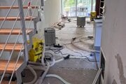 Zatečená podlaha po prasknutí ventilu prívodu vody si vyžaduje profesionálne sušenie. 
