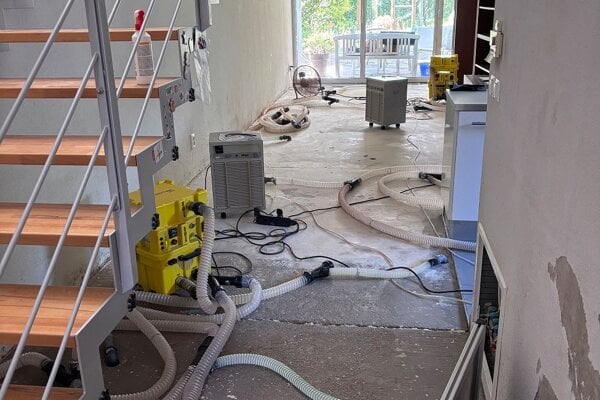 Zatečená podlaha po prasknutí ventilu prívodu vody si vyžaduje profesionálne sušenie. 