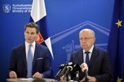 Komisár EÚ pre obranu a vesmír Andrius Kubilius (vpravo) a fínsky minister obrany Antti Hakkanen na tlačovej konferencii na ministerstve obrany v Helsinkách. 