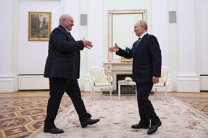 Bieloruský prezident Alexander Lukašenko s prezidentom Ruska Vladimirom Putinom v Moskve. 