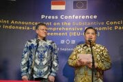 Eurokomisár pre obchod a hospodársku bezpečnosť Maroš Šefčovič pri podpise obchodnej dohody medzi Indonéziou a EÚ v Nusa Dua na Bali v Indonézii 23. septembra 2025. Vedľa neho je indonézsky  minister hospodárstva Airlangga Hartarto.