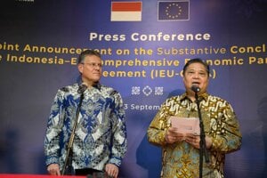 Eurokomisár pre obchod a hospodársku bezpečnosť Maroš Šefčovič pri podpise obchodnej dohody medzi Indonéziou a EÚ v Nusa Dua na Bali v Indonézii 23. septembra 2025. Vedľa neho je indonézsky  minister hospodárstva Airlangga Hartarto.
