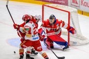 Zľava William Charles Rapuzzi (Prešov), Carter Robertson a brankár Aleksi Daniel Lebedeff (obaja Liptovský Mikuláš) počas zápasu 6. kola hokejovej Tipsport ligy HC Prešov - HK 32 Liptovský Mikuláš.