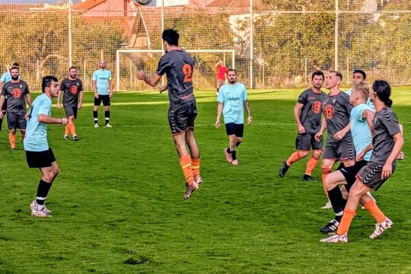 Zamarovce (v modrom) remizovali v Trenčianskych Stankovciach. 
