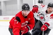 Šimon Nemec (vľavo) počas tréningu pred štartom novej sezóny NHL. 