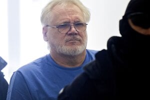 Ivan Cupper prichádza na Mestský súd Bratislava I, kde sa začalo opätovne súdne pojednávanie v kauze starých mafiánskych vrážd.