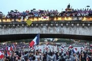 Francúzski športovci mávajú divákom počas otváracieho ceremoniálu LOH v Paríži 2024.