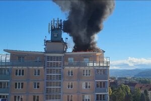 V Banskej Bystrici horí strecha výškového obytného domu, ľudí evakuovali