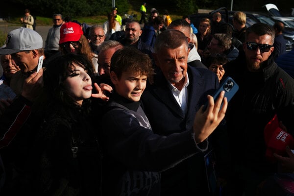 Andrej Babiš sa fotí so svojimi priaznivcami v Prahe.