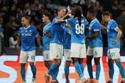  Hráč Nepolu Rasmus Hojlund (uprostred vľavo) oslavuje so spoluhráčmi, vľavo stojí Slovák Stanislav Lobotka.