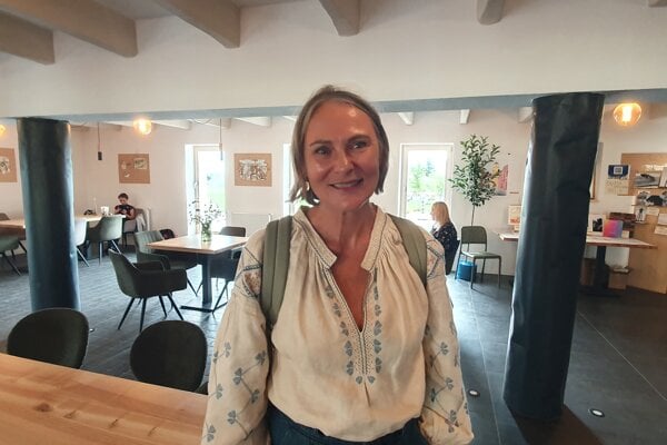 Oksana Shendryk vo vyšyvanke, ktorú ušila za päť mesiacov.