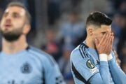 Sklamaní hráči Slovana Bratislava Marko Tolič (vpravo) a Tigran Barseghjan v zápase proti Štrasburgu. 