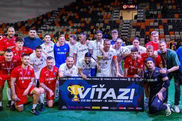 V rámci nového projektu FUTBALIC ligy sa odohral aj česko-slovenský exhibičný zápas so známymi osobnosťami. 