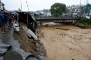 Zosuvy pôdy a povodne sú v hornatom Nepále bežné počas monzúnového obdobia, ktoré bežne trvá od polovice júna do polovice septembra a každoročne si vyžiada stovky životov.