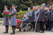 Na snímke vojnový veterán a účastník Slovenského národného povstania (SNP) Vladimír Strmeň (uprostred) počas osláv 81. výročia Karpatsko-duklianskej operácie na Dukle.