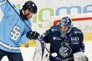 Vľavo Radovan Bondra (Slovan) a vpravo brankár Filip Belányi (Poprad)