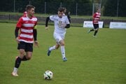 Futbalisti Zákamenného (v bielo-červených dresoch) uspeli v dohrávke v Nižnej.